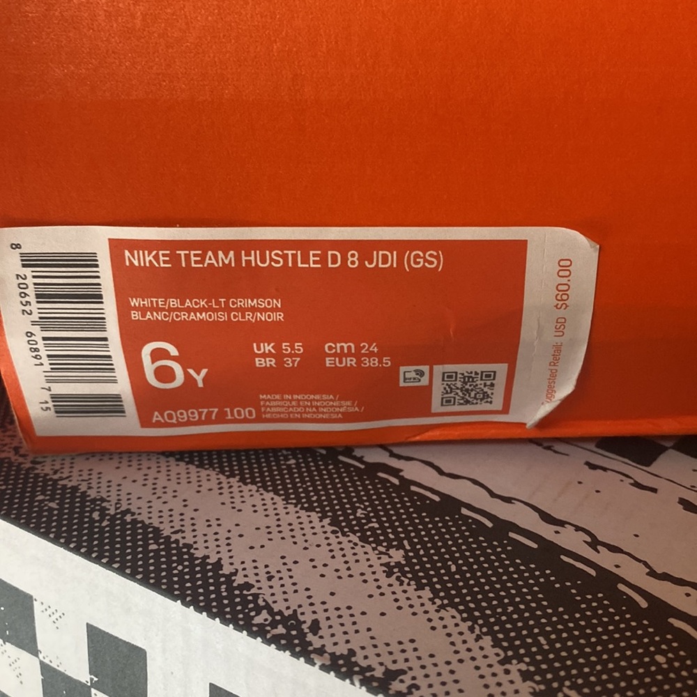 Nike size 6y  team hustle black/white never worn - Picture 2 of 4
